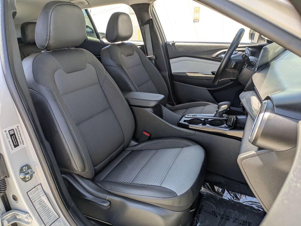 Used 2025 Chevrolet Trax LT w/ LT Convenience Package FWD image 28