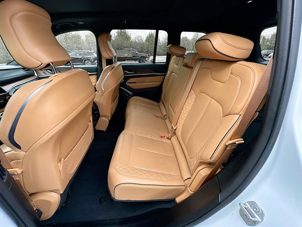 Used 2022 Jeep Grand Cherokee Summit AWD/4WD image 32