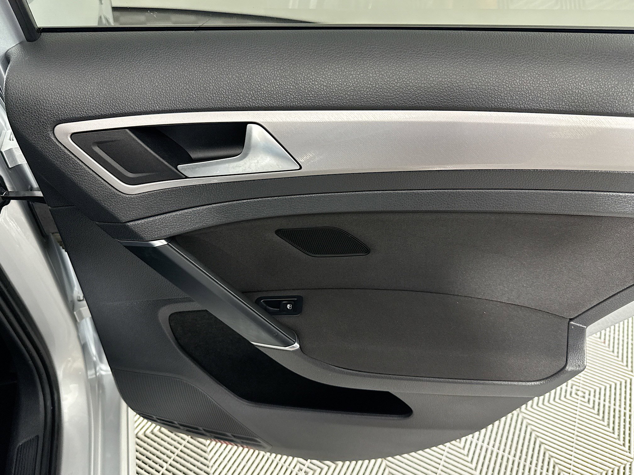 Used 2016 Volkswagen e-Golf SE w/ DC Fast Charging Package image 25