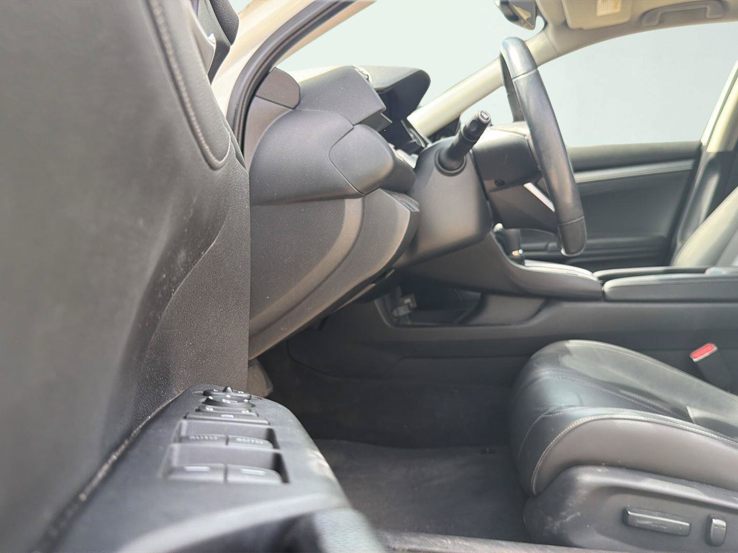 Used 2018 Honda Civic Touring image 2