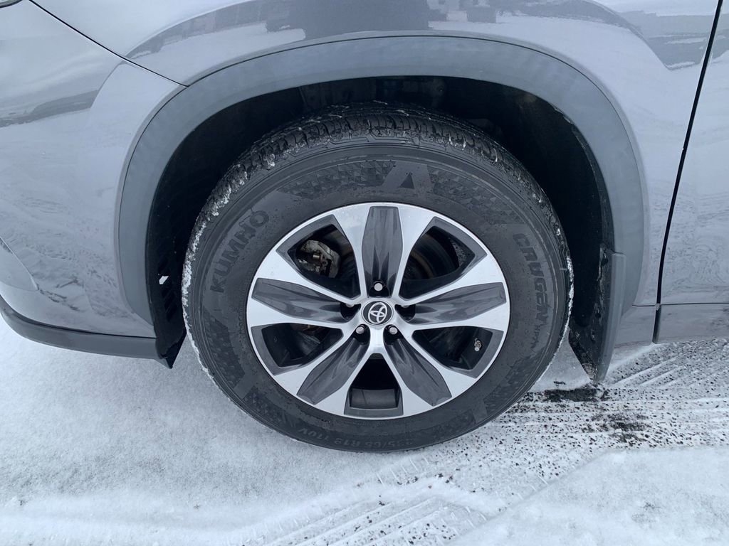 Used 2023 Toyota Highlander XLE image 9