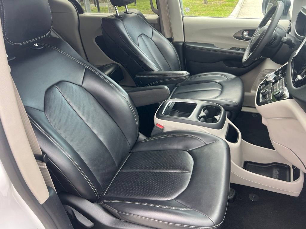 Used 2023 Chrysler Pacifica Touring-L FWD image 14