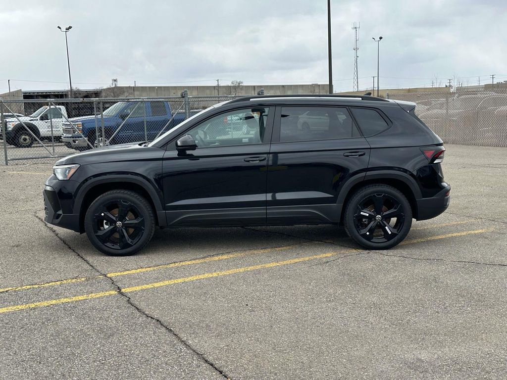 New 2026 Volkswagen Taos SE image 2