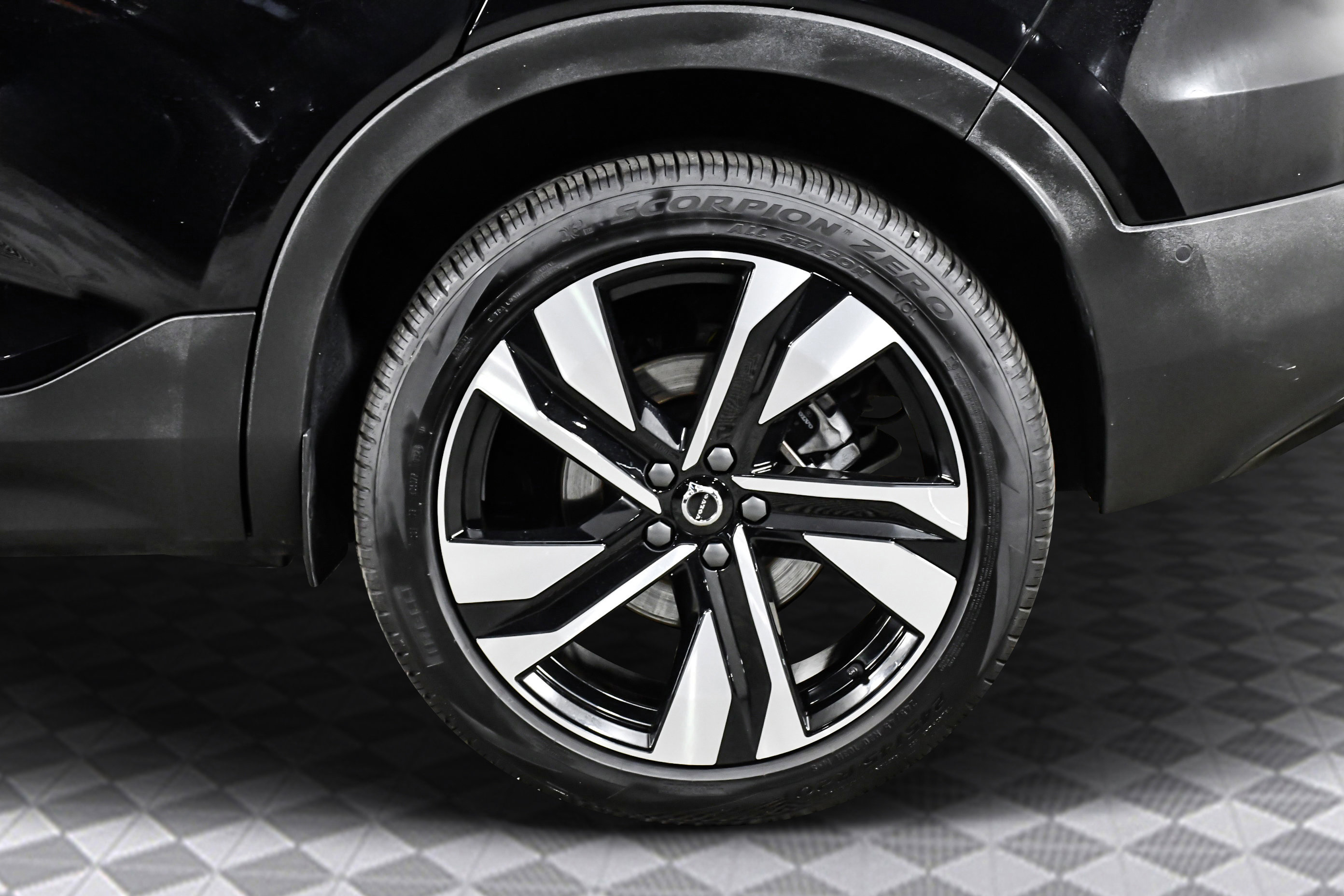 Used 2025 Volvo XC40 B5 Plus image 30