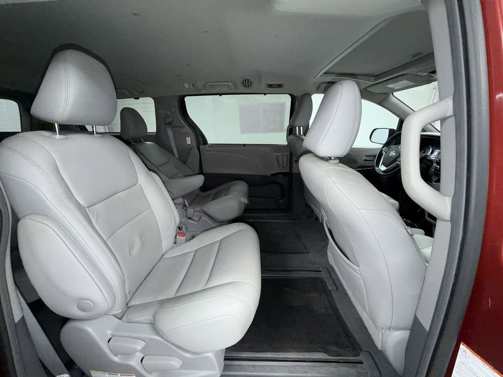 Used 2019 Toyota Sienna XLE FWD image 20