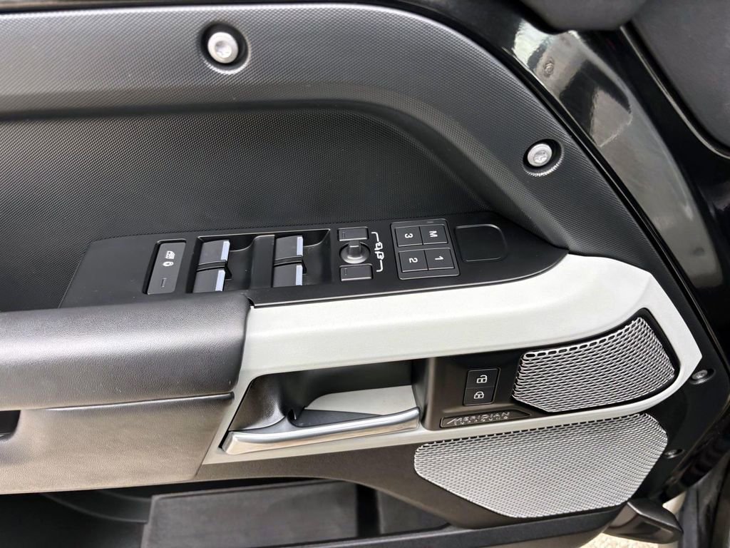 Used 2023 Land Rover Defender 130 X-Dynamic SE image 12