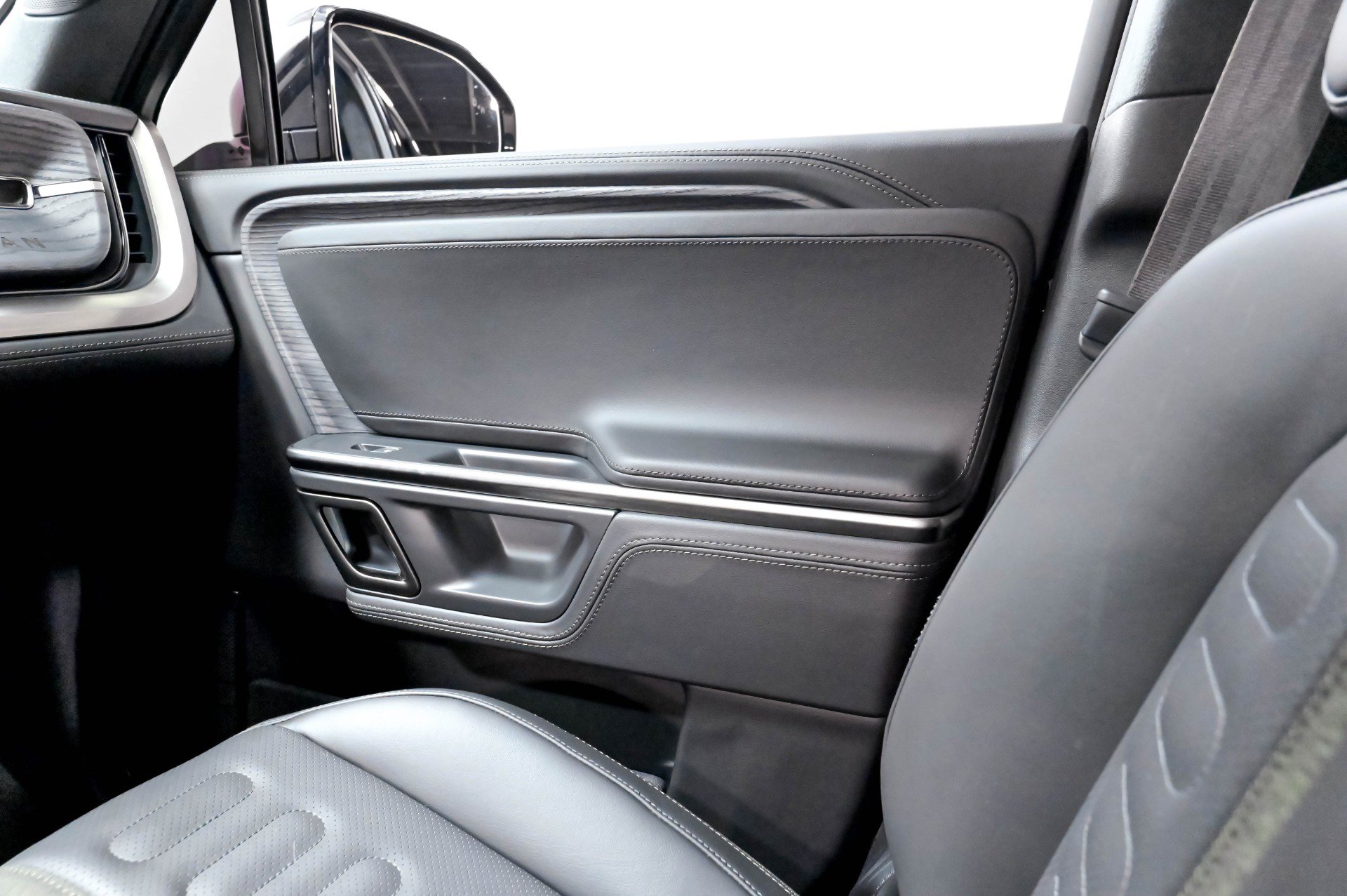 Used 2023 Rivian R1S Adventure AWD/4WD image 15