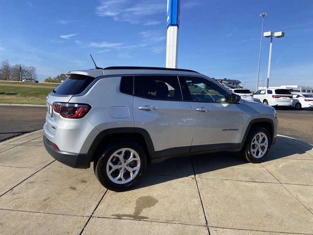 Used 2024 Jeep Compass Latitude image 11