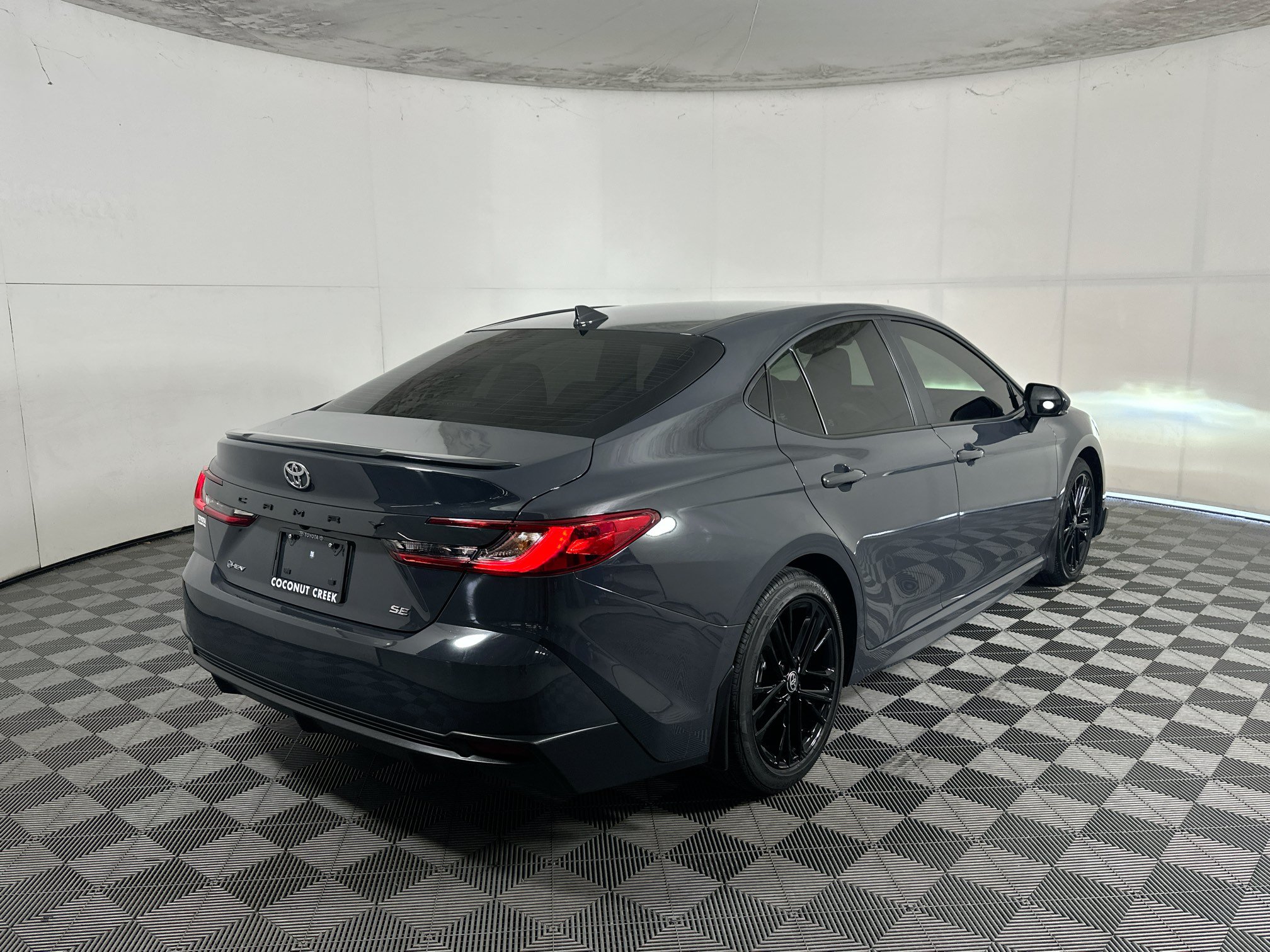 Used 2025 Toyota Camry SE FWD image 3