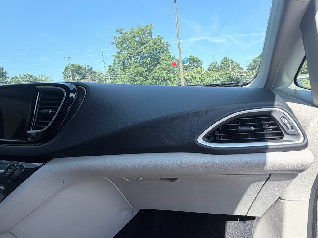 Used 2022 Chrysler Pacifica Touring-L FWD image 21