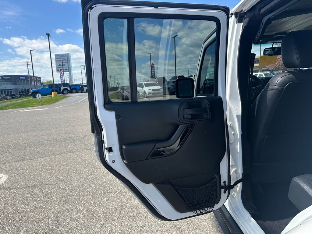 Used 2015 Jeep Wrangler Unlimited Sahara AWD/4WD image 9