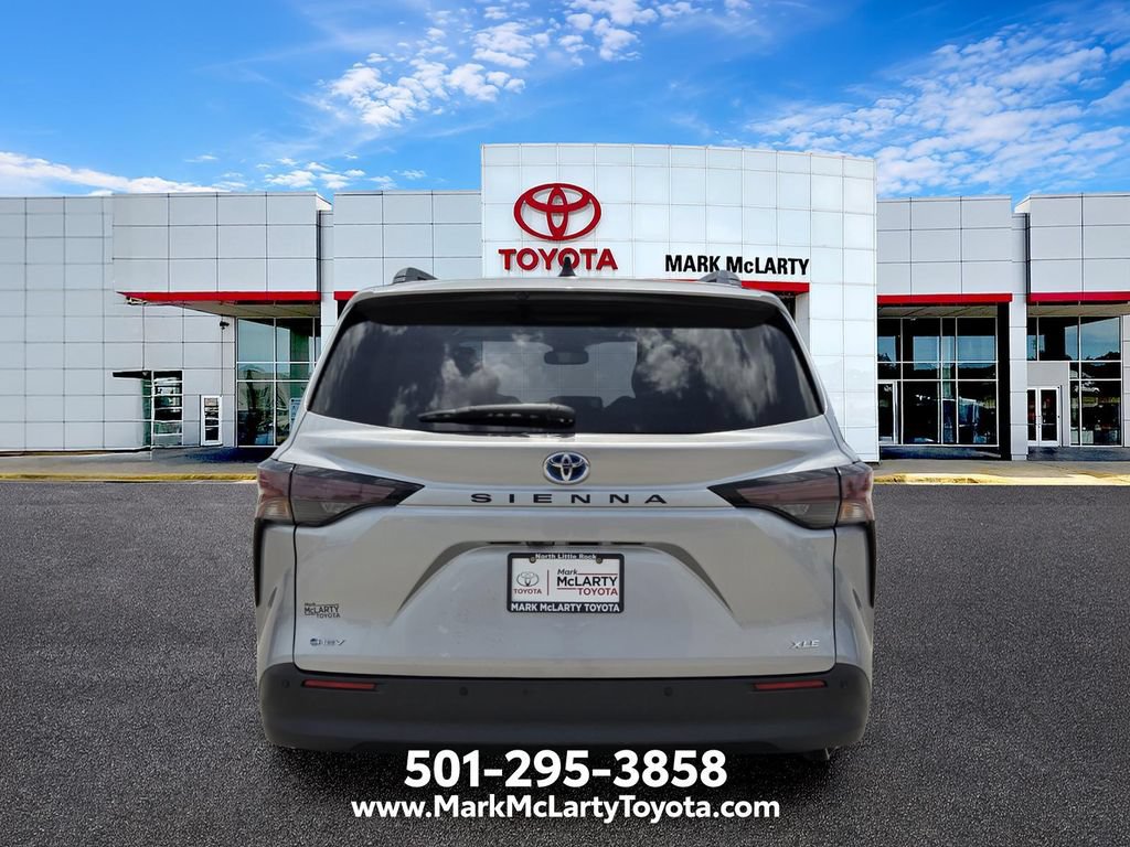Used 2025 Toyota Sienna XLE FWD image 4