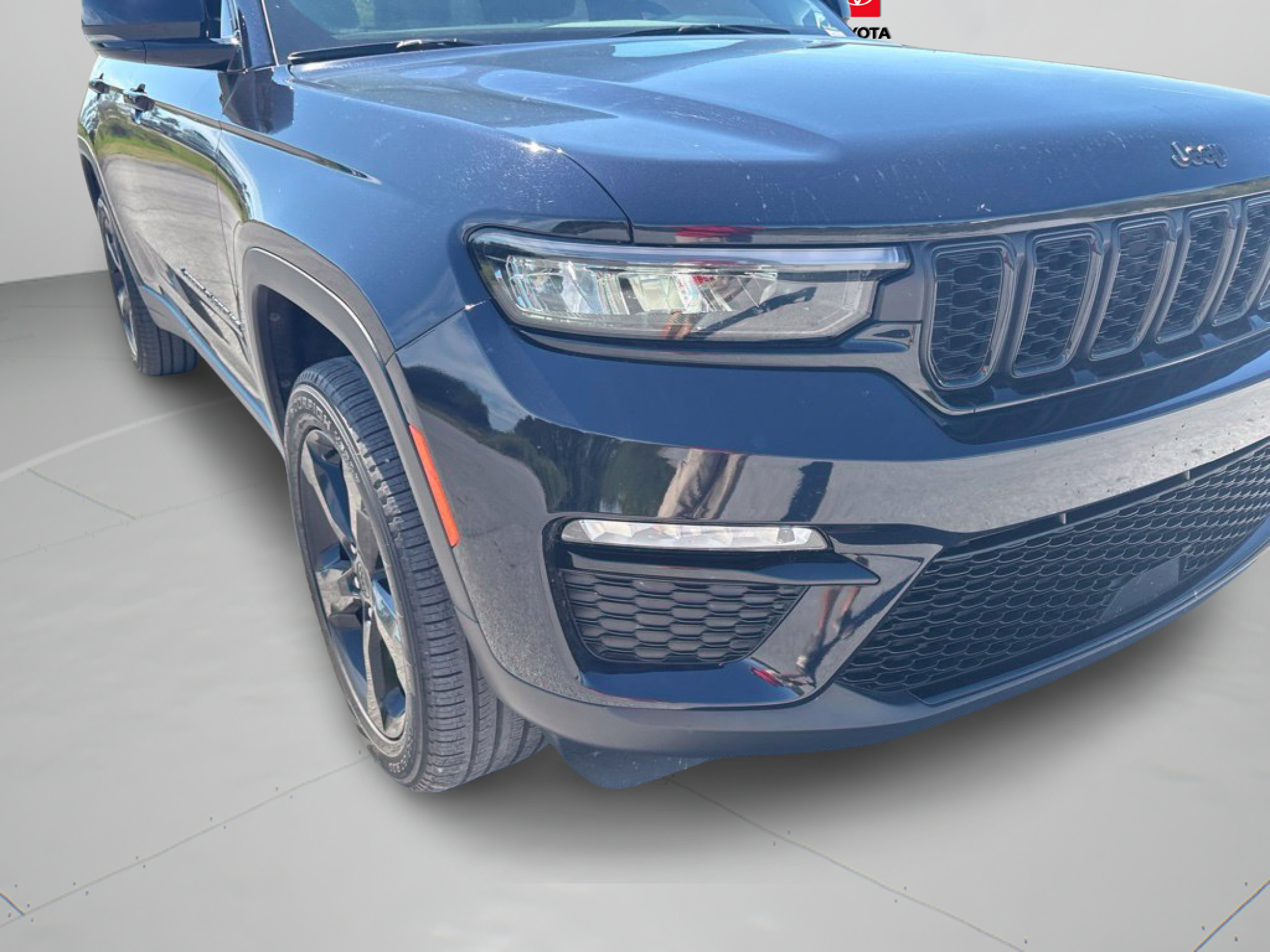Used 2024 Jeep Grand Cherokee Limited w/ Black Appearance Package AWD/4WD image 22