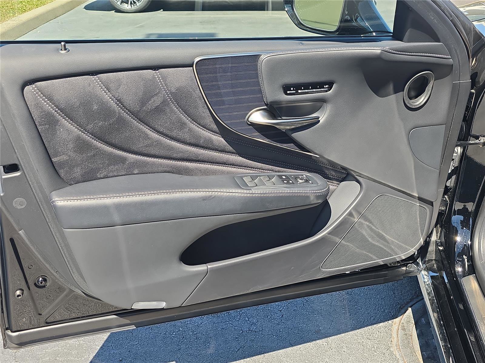 Used 2018 Lexus LS 500h w/ Accessory Package (Z2) image 14