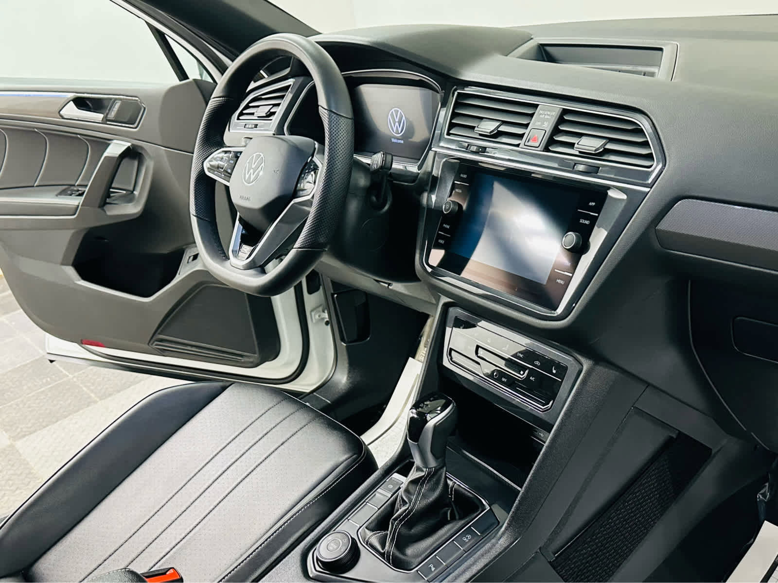 Certified 2024 Volkswagen Tiguan SE R-Line image 8