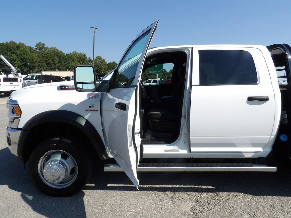 Used 2024 RAM 5500 Tradesman w/ Chrome Appearance Group AWD/4WD image 13