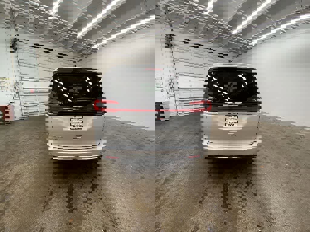 Used 2024 Chrysler Pacifica Touring-L image 5