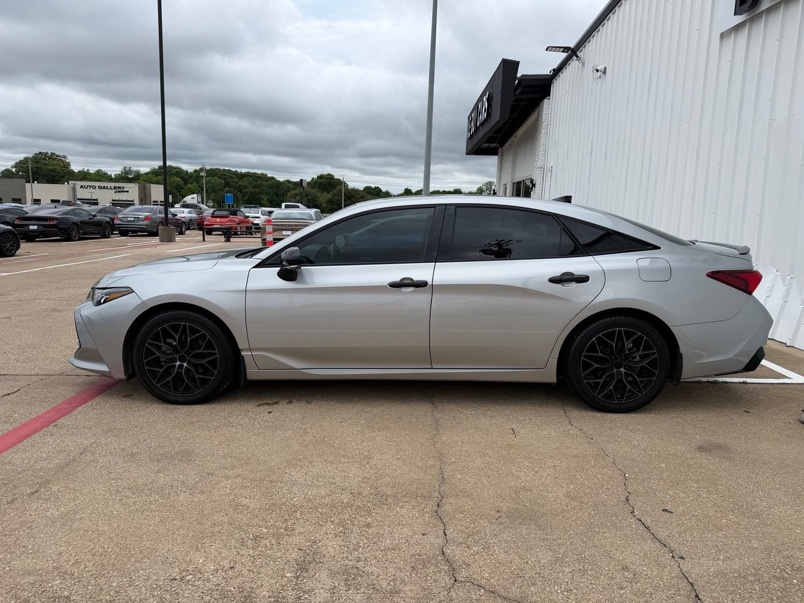 Used 2021 Toyota Avalon XSE FWD image 3