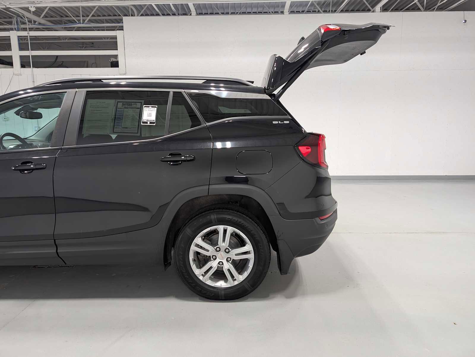 Used 2022 GMC Terrain SLE w/ Driver Convenience Package image 11