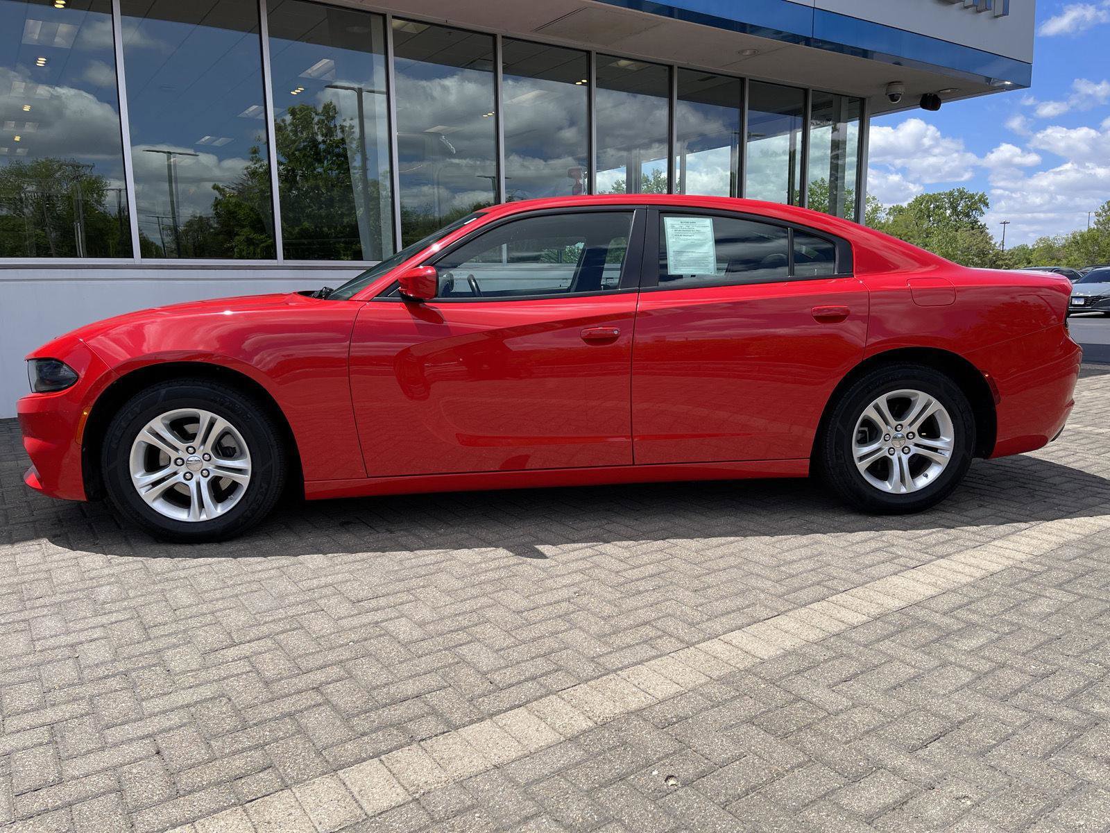 Used 2022 Dodge Charger SXT RWD image 2