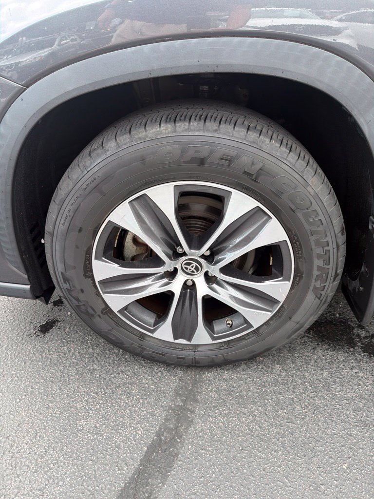 Used 2021 Toyota Highlander XLE AWD/4WD image 4