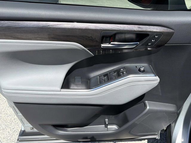 Used 2024 Toyota Highlander Limited image 7