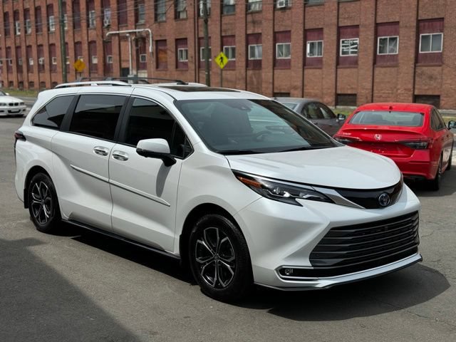 Used 2025 Toyota Sienna Platinum AWD/4WD image 16