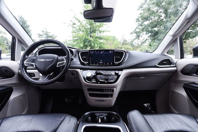 Used 2022 Chrysler Pacifica Touring-L w/ Uconnect Theater Family Group FWD image 25