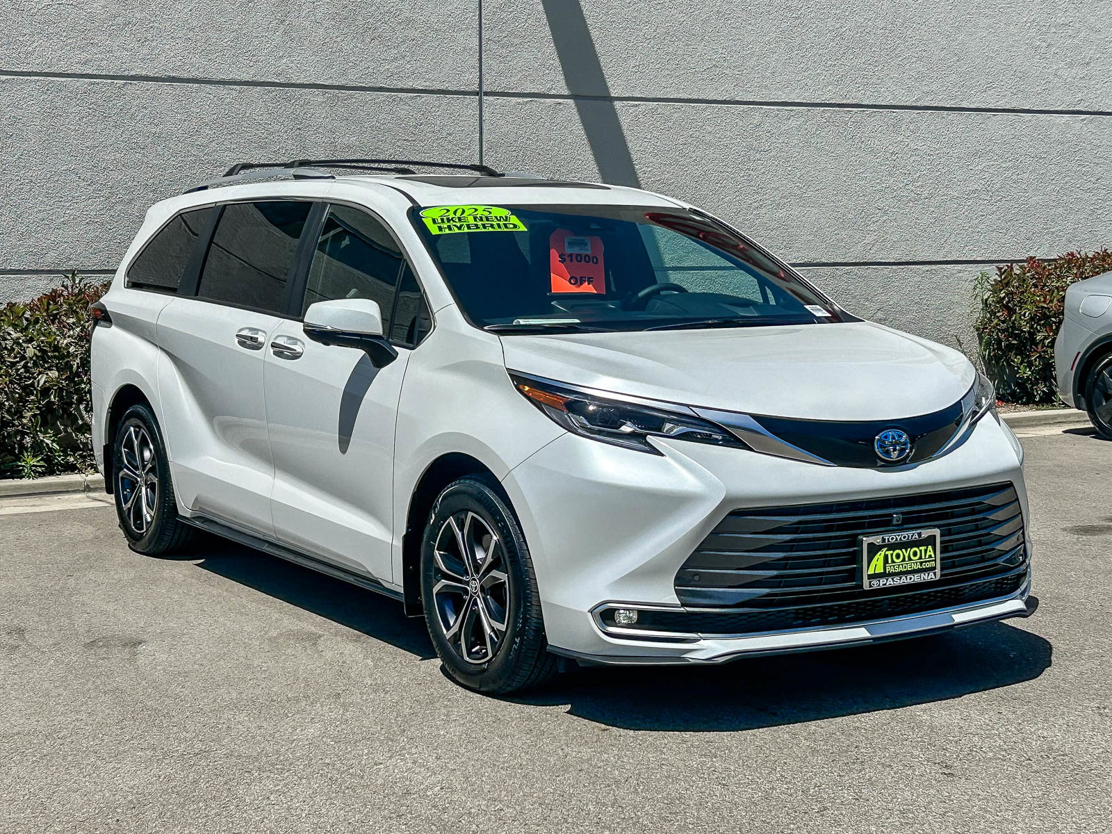 Used 2025 Toyota Sienna Platinum AWD/4WD image 3