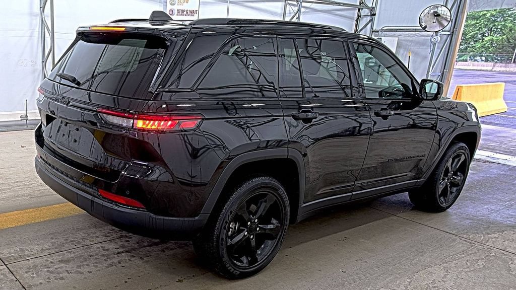 Used 2023 Jeep Grand Cherokee Altitude AWD/4WD image 6