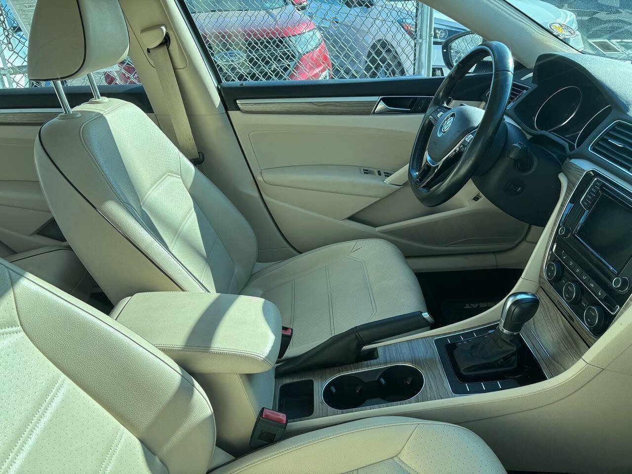 Used 2017 Volkswagen Passat 1.8T SE image 3