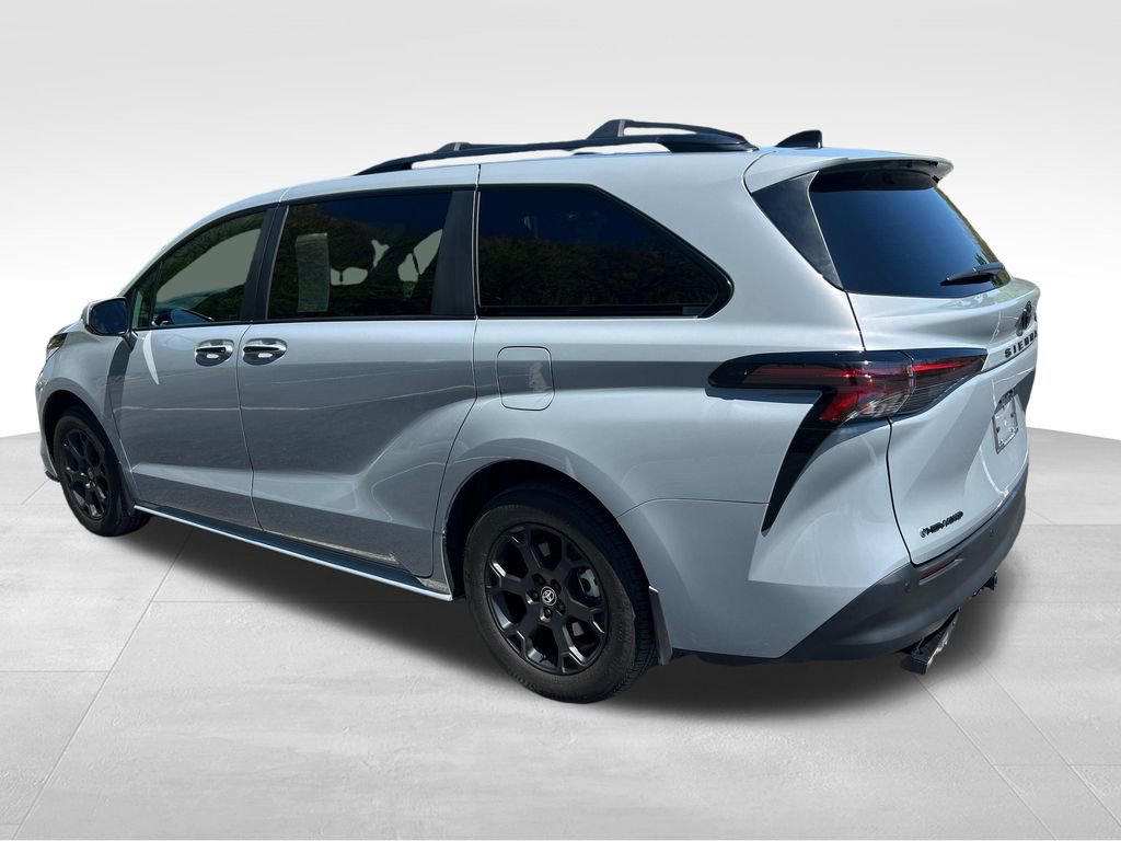 Used 2025 Toyota Sienna XLE Woodland Edition AWD/4WD image 3