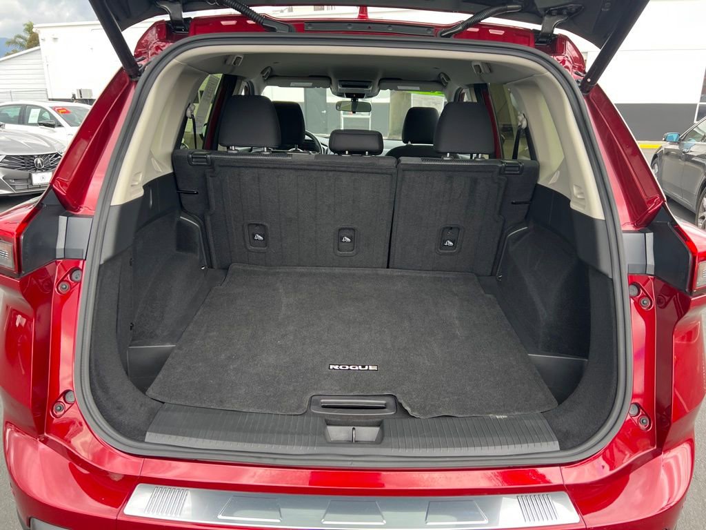 Used 2024 Nissan Rogue SV image 32