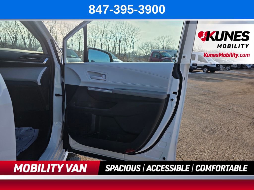 Used 2026 Toyota Sienna LE FWD image 26