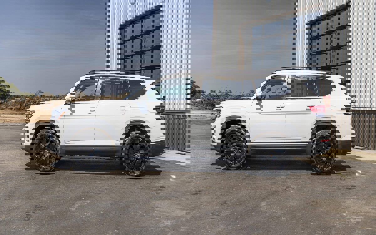 Used 2024 Volkswagen Atlas SE w/ Black Wheel Package image 2