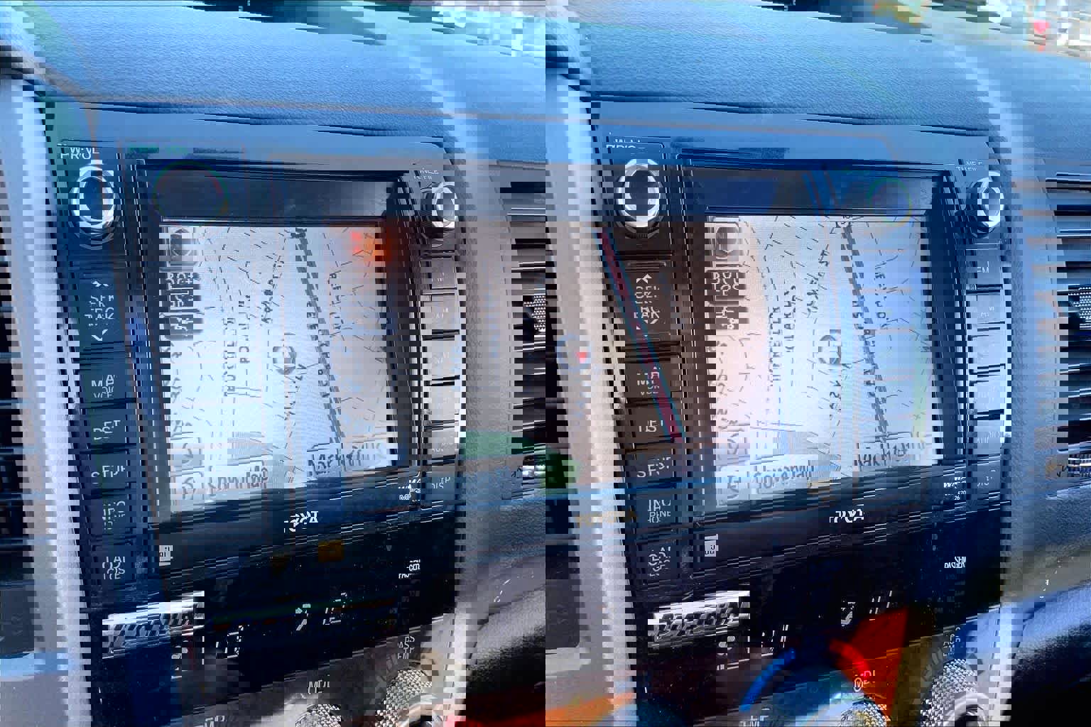 Used 2011 Toyota Tundra Limited w/ Platinum Pkg image 32