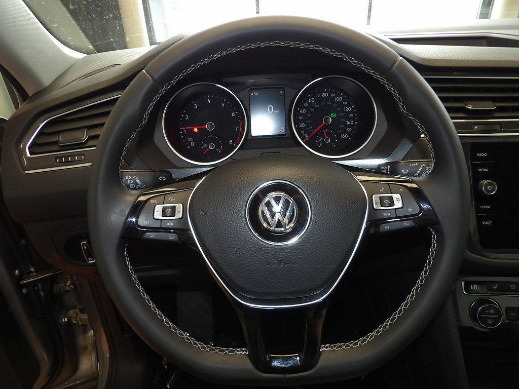 Used 2021 Volkswagen Tiguan SE FWD image 28