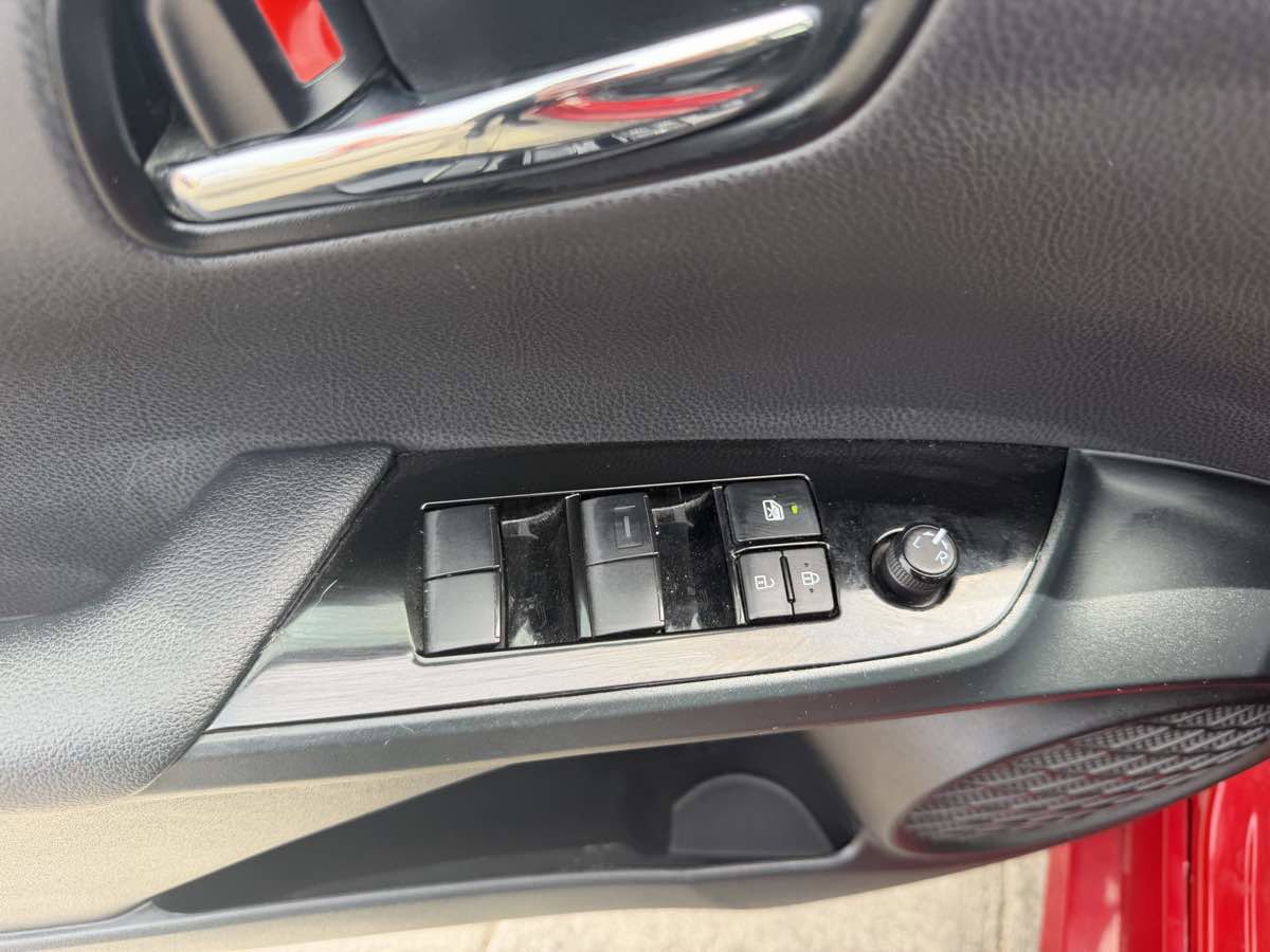 Used 2022 Toyota Prius LE FWD image 11