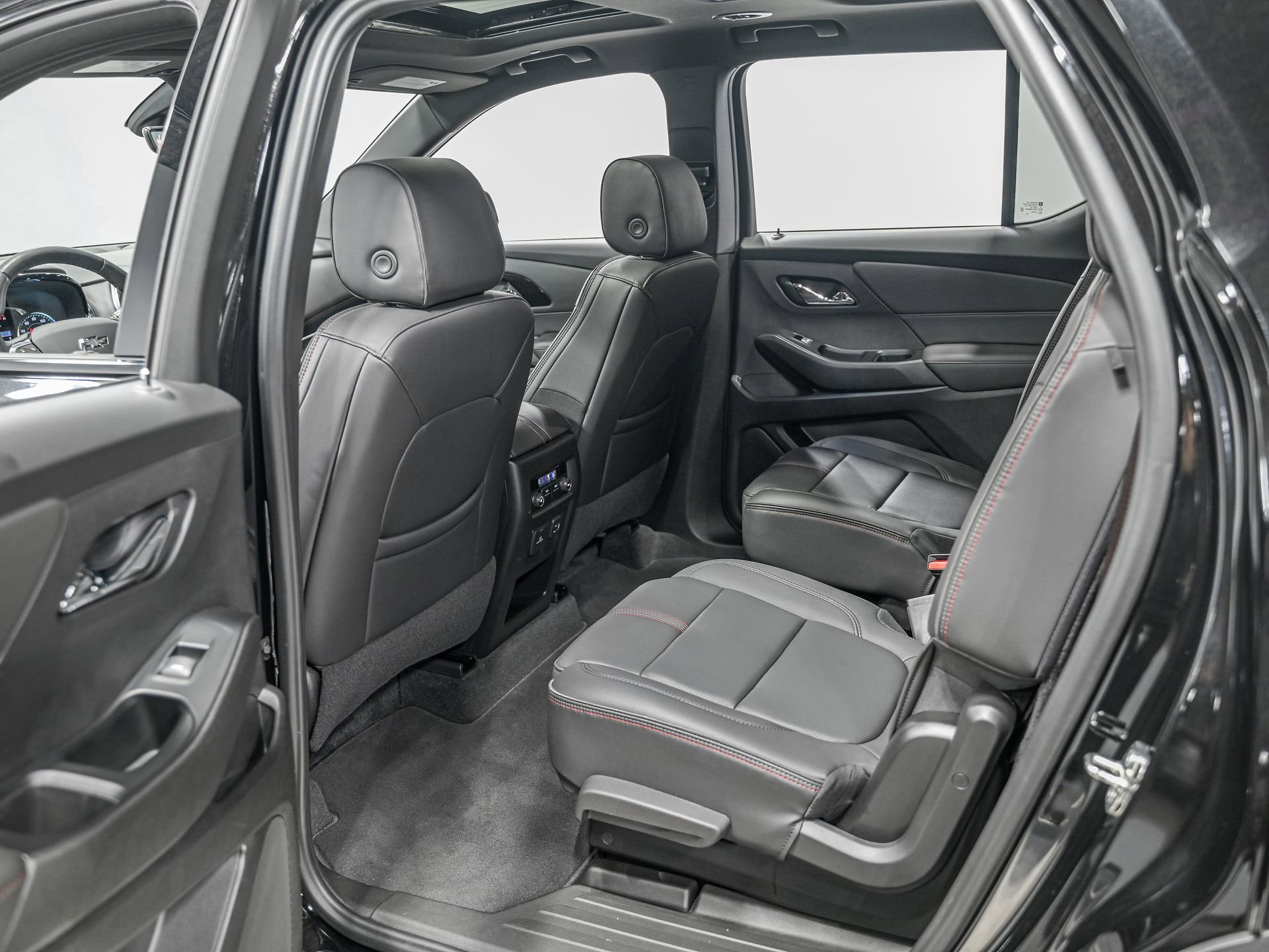 Used 2023 Chevrolet Traverse RS image 29