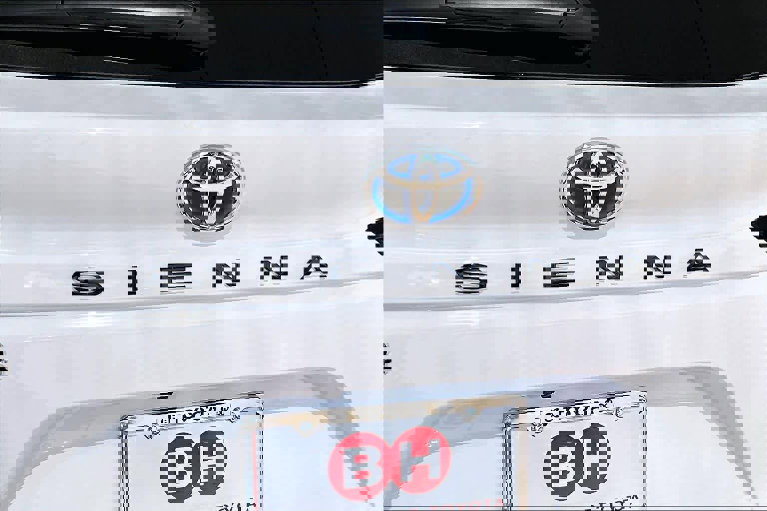 Used 2025 Toyota Sienna XSE image 30