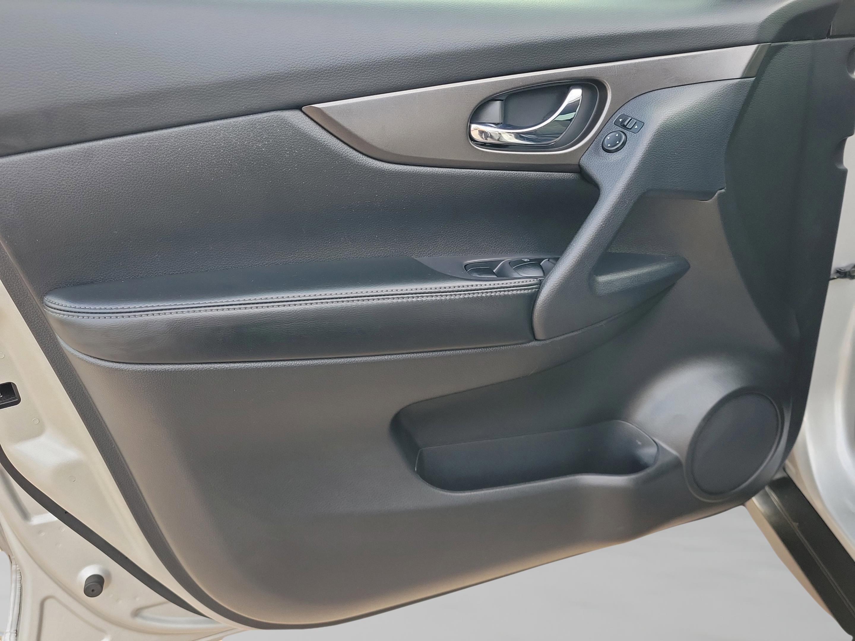 Used 2015 Nissan Rogue S w/ S Family Package image 28