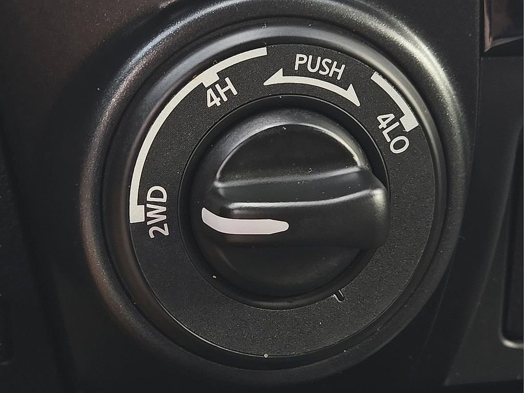 Used 2021 Nissan Titan PRO-4X w/ Pro-4x Convenience Package AWD/4WD image 17