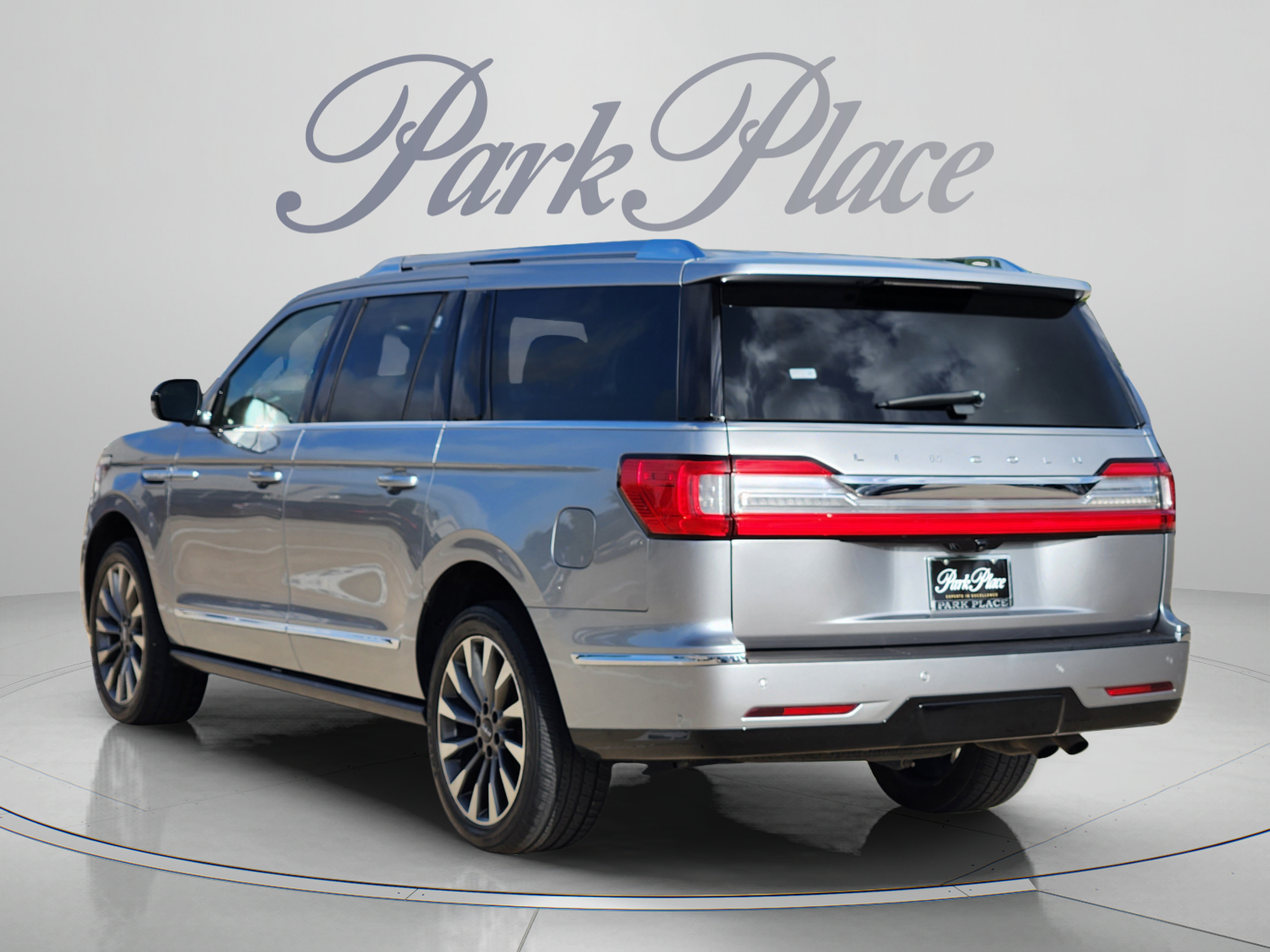 Used 2020 Lincoln Navigator L Reserve w/ Luxury Package RWD image 3