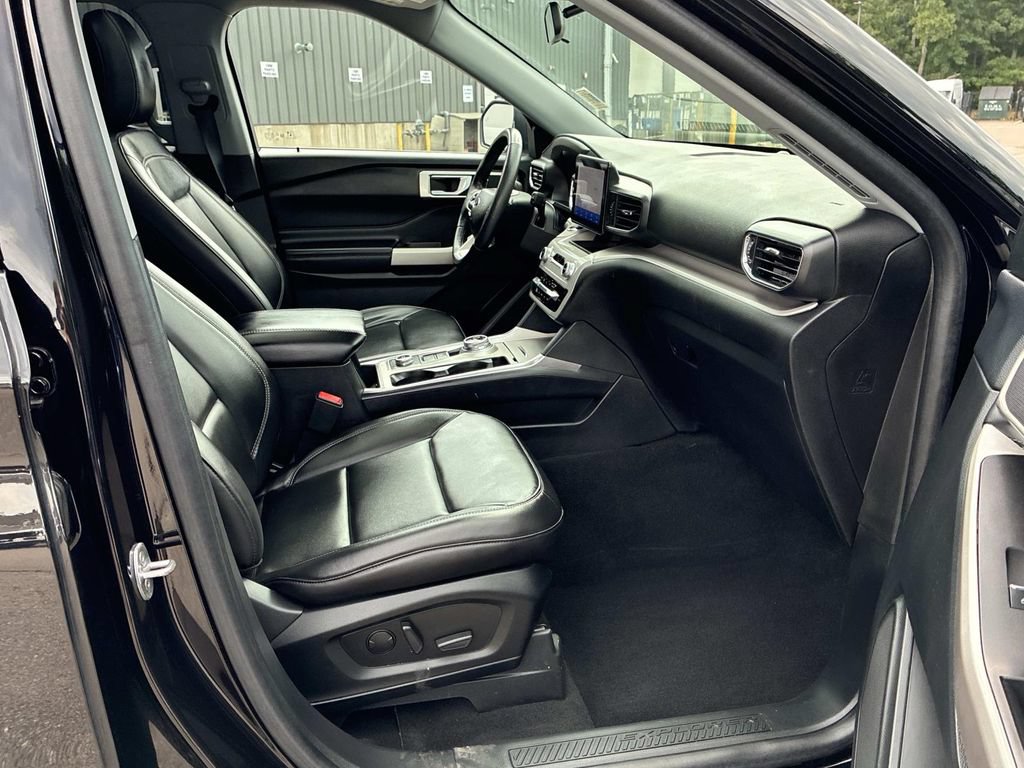 Used 2023 Ford Explorer XLT w/ Equipment Group 202A AWD/4WD image 9