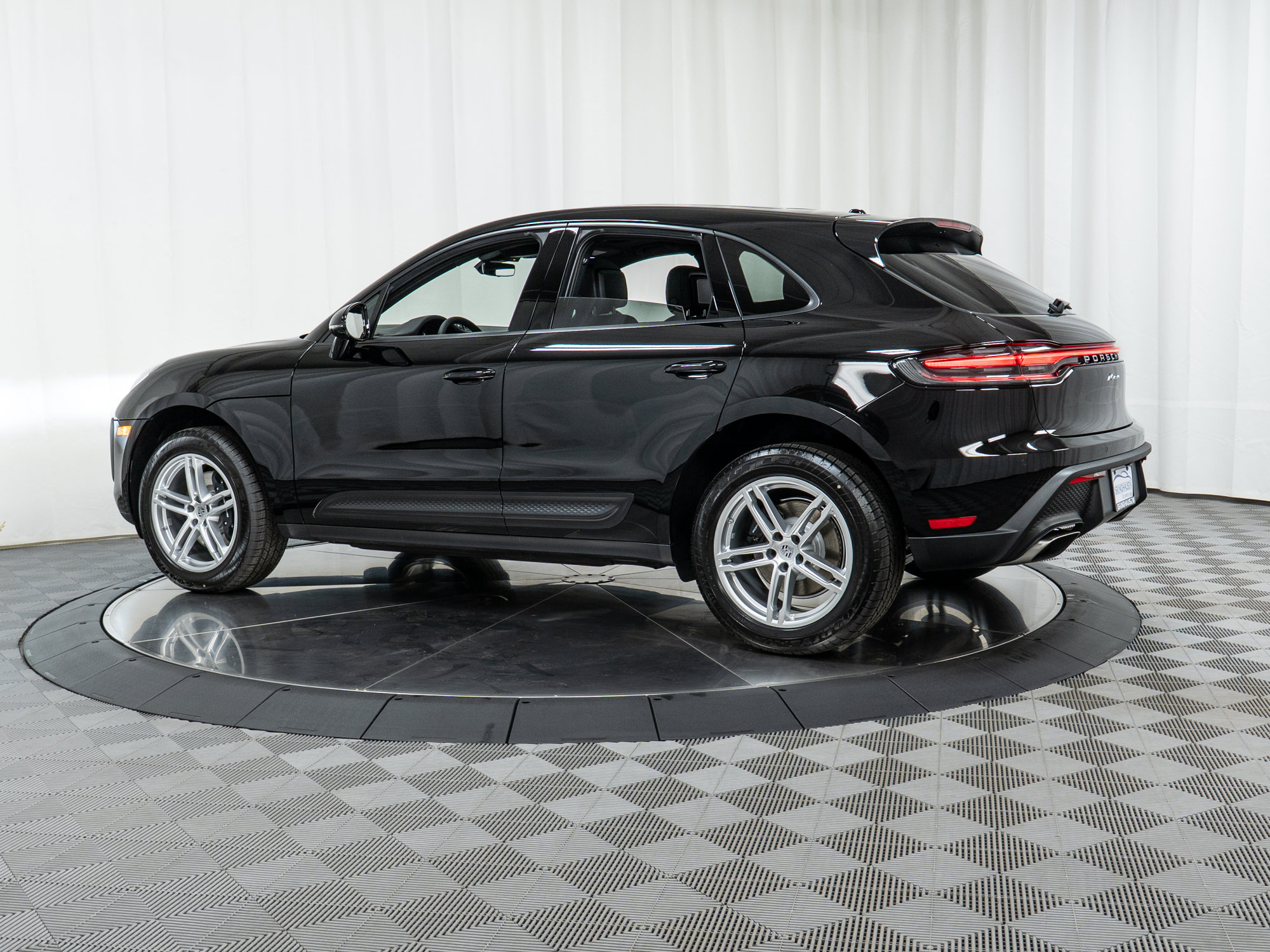 Certified 2025 Porsche Macan AWD/4WD image 32