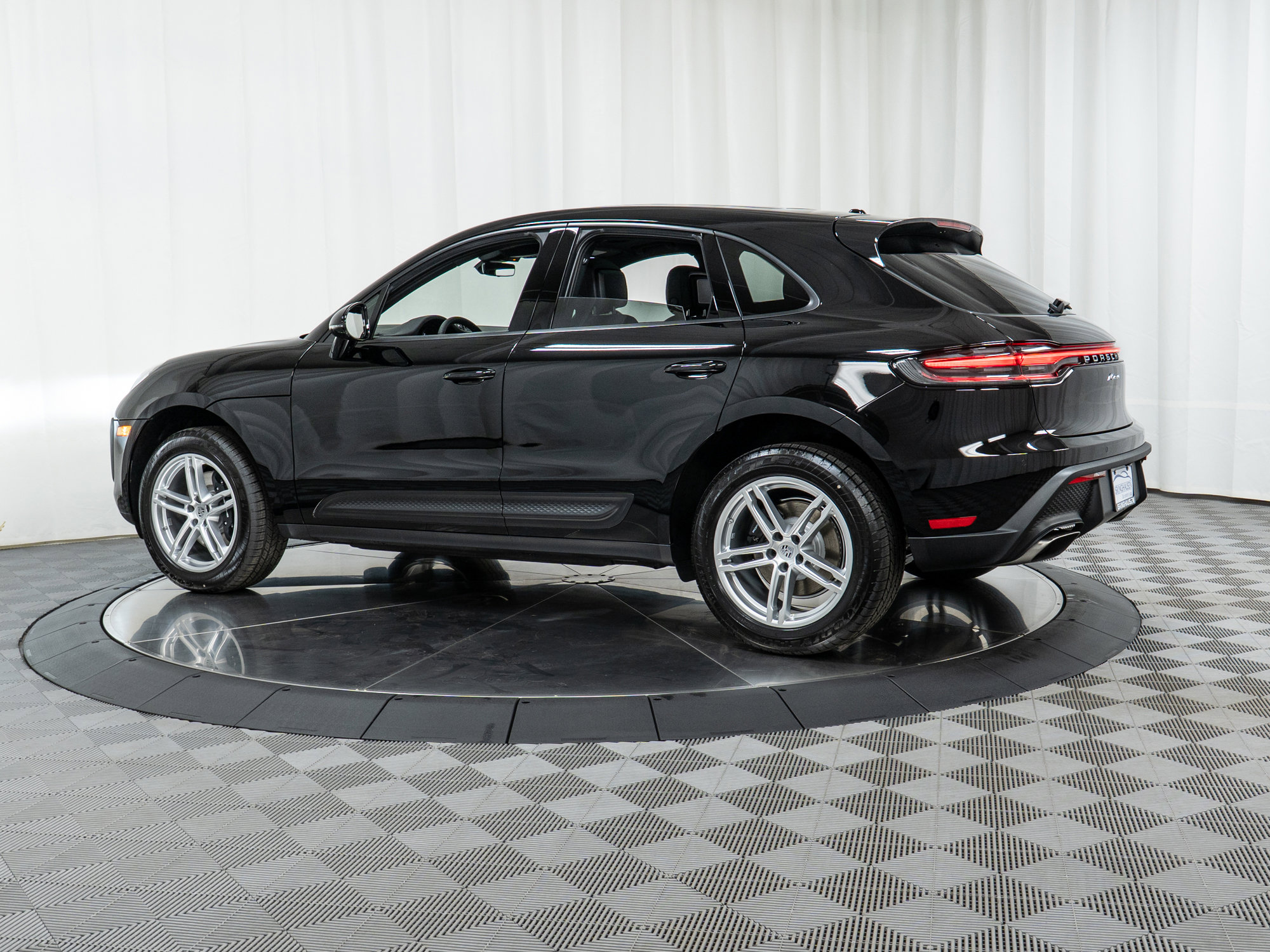 Used 2025 Porsche Macan image 32