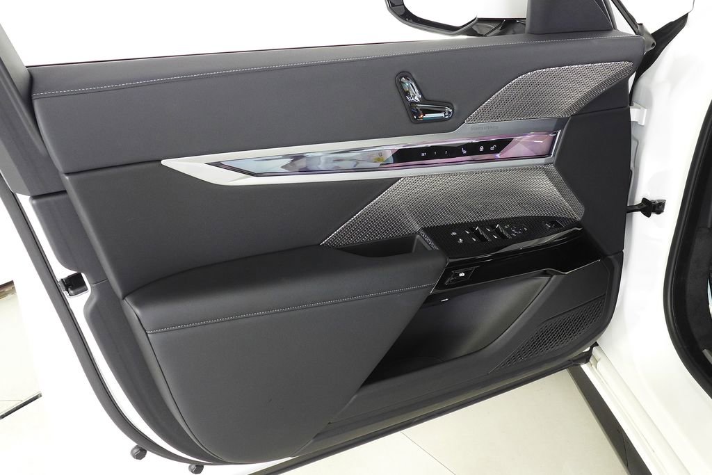 Used 2023 BMW 740i w/ Parking Assistance Package RWD image 11