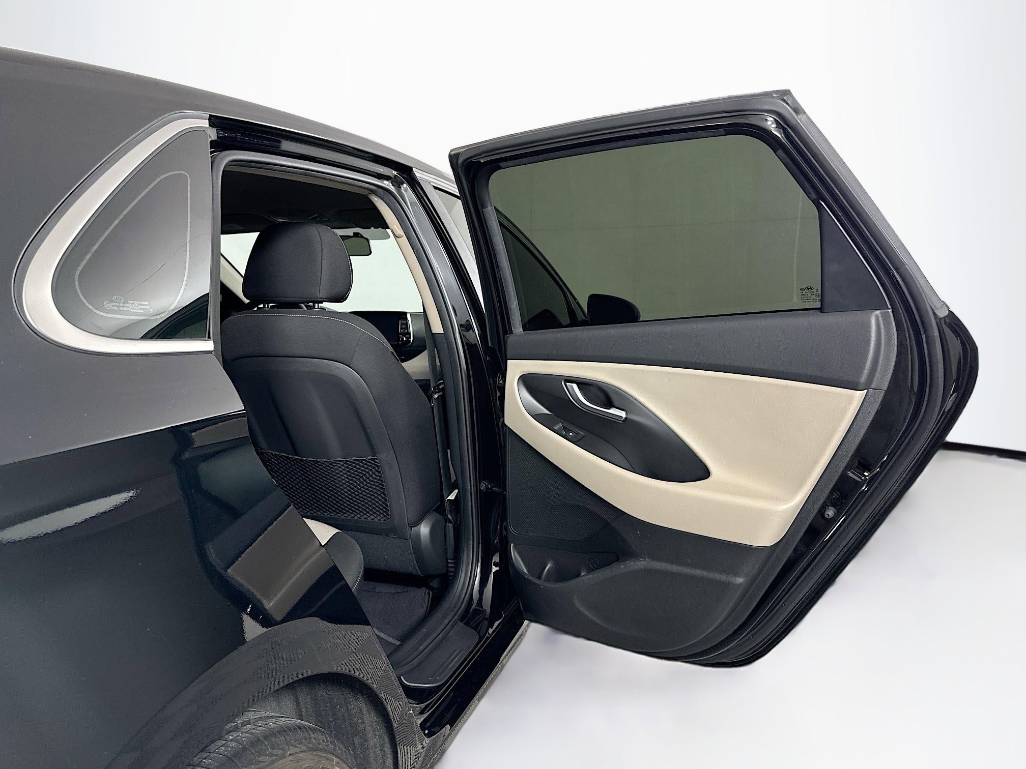 Used 2019 Hyundai Elantra GT image 27