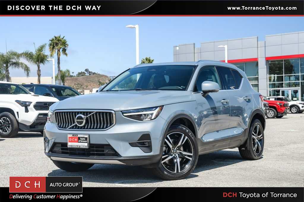 Used 2023 Volvo XC40 B5 Plus AWD/4WD image 1