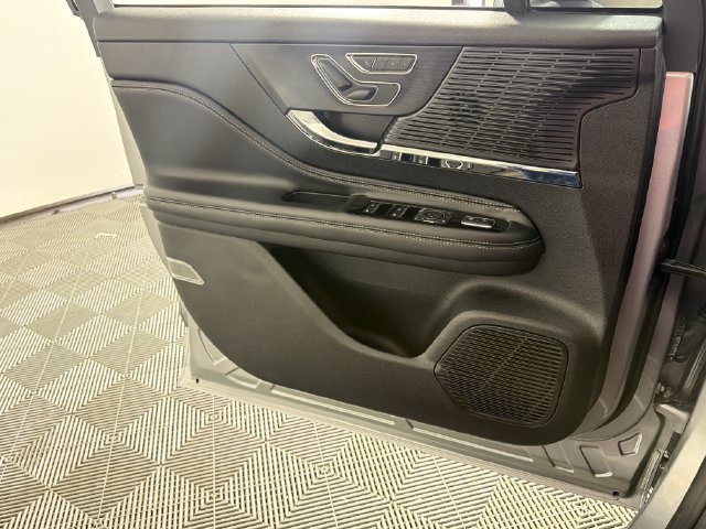 Used 2022 Lincoln Corsair Reserve w/ Elements Package FWD image 9